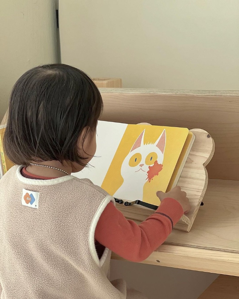 ᰔ#제품제공+#협찬지유에게+귀여운+곰돌이+독서대가+생겼지뭐에요+쉬운+Diy+Kit로+순서에+맞게+못질만해주면+금방+완성되는철천지+신제품이에요+-)귀여운+디자인으로+지유맘+맘속에도+쏙!KC안전인증으로+더억+안전한+diy+목공키트+뚝딱뚝딱+만들어서+지유가+사용하게해보았는데각도조절도되고+책을+훨씬+더+바른자세로+편하게+보더라구요+조금+큰+아이들이면+함께+만들어도+ (1).jpg