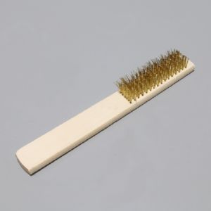 와이어 브러쉬 중